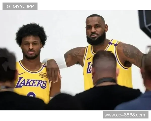 詹姆斯与布朗尼父子同台亮相常规赛揭幕战的历史时刻回顾